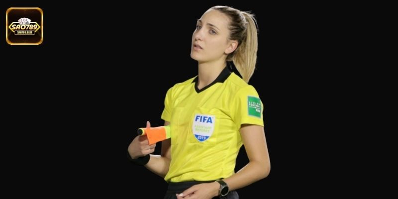 Kỹ năng cần có của người cầm cờ – Yếu tố then chốt trên sân bóng