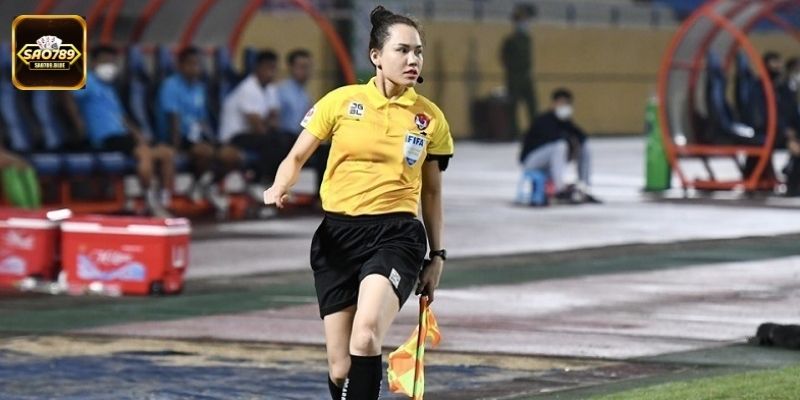 Trọng tài biên là gì? Vai trò then chốt trên sân bóng đá